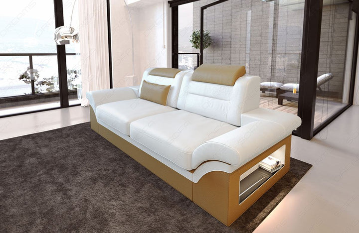 Zweisitzer Ledersofa Monza in weiÃŸ-sandbeige - Die LED Beleuchtung, USB Anschluss und Relaxfunktion sind optional erhÃ¤ltlich.
