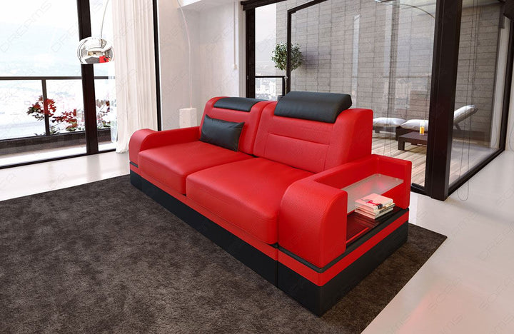 Zweisitzer Leder Couch Parma in rot-schwarz - Die LED Beleuchtung, USB Anschluss und Relaxfunktion sind optional erhÃ¤ltlich.