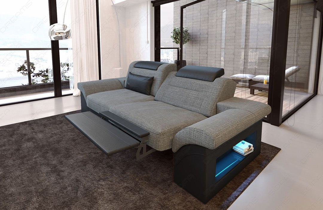 Polster Zweisitzer Sofa Monza mit verstellbaren KopfstÃ¼tzen in Webstoff - grau - Hugo5 - Die LED Beleuchtung, USB Anschluss und Relaxfunktion sind optional erhÃ¤ltlich. Bei weiteren Fragen kontaktieren Sie uns bitte.