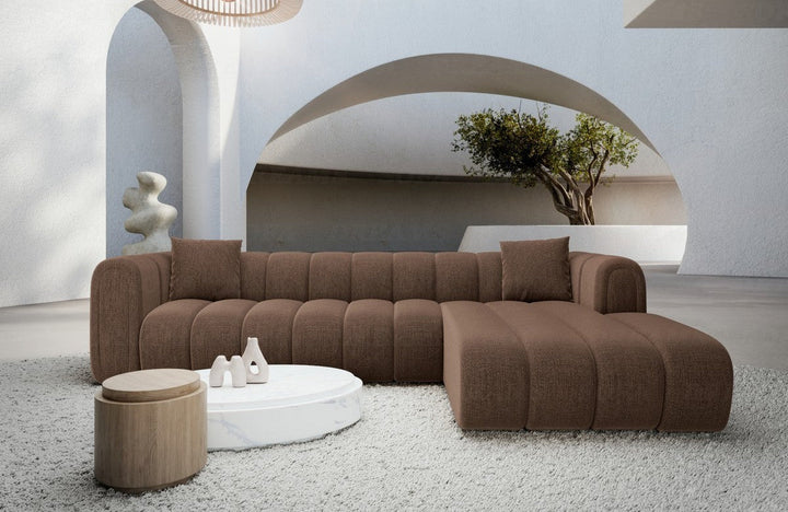 Modernes Stoffsofa Almagro L Form kurz mit Strukturstoff Bezug - Braun