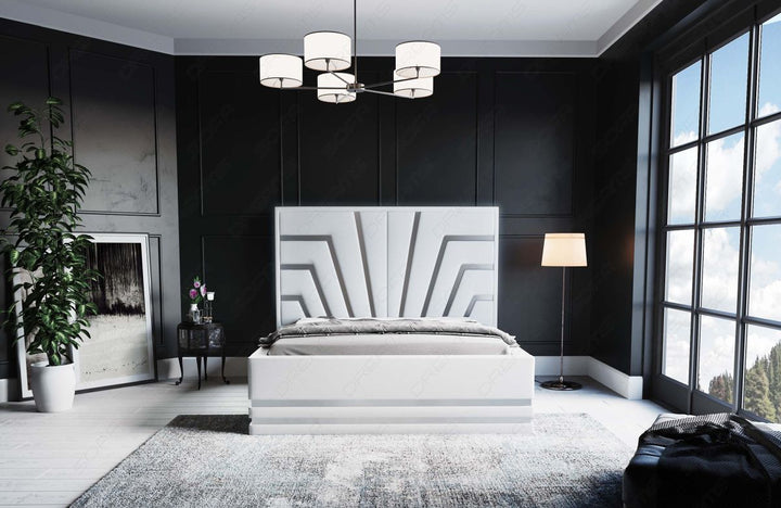 Deluxe Boxspringbett Cecina in WeiÃŸ mit silbernen Leisten