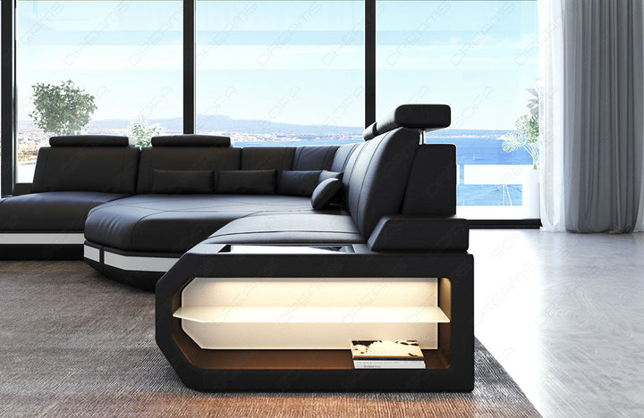 Detailansicht der Armlehne mit LED-Beleuchtung beim Sofa Asti