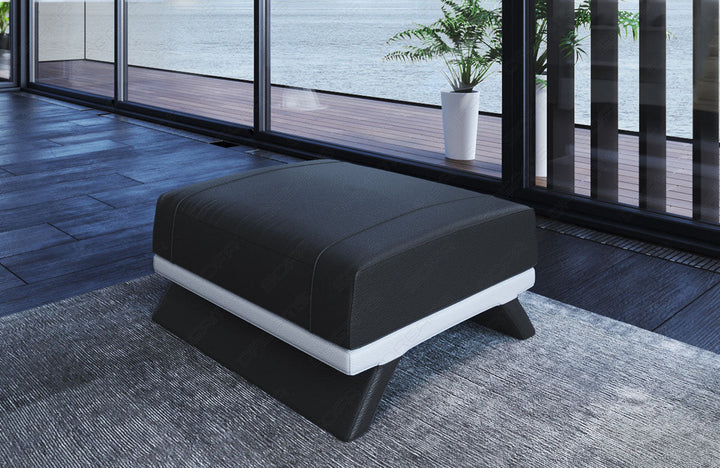 Zu diesem Sofa kÃ¶nnen Sie optional einen passenden Hocker dazubestellen.