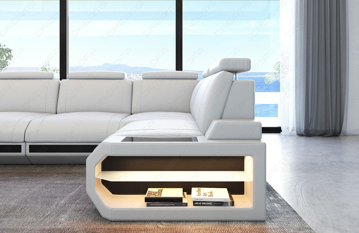 Detailansicht der Armlehne mit LED-Beleuchtung beim Sofa Siena