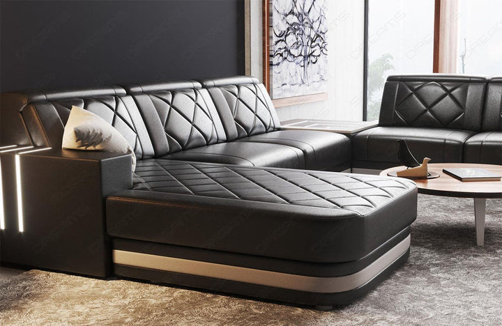 Detailansicht der Ottomane beim Ledersofa Cesena XXL in schwarz-weiÃŸ.