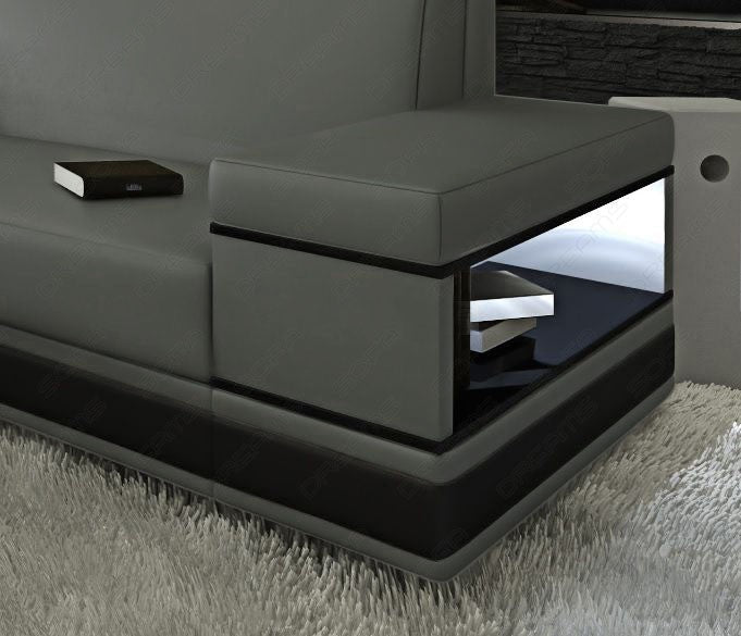 Detailansicht der kleinen Armlehne beim Ledersofa Messana L Form Mini mit Beleuchtung