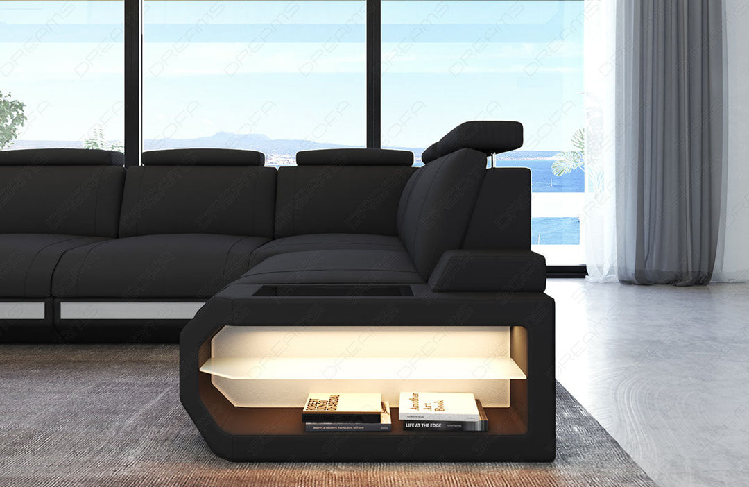 Detailansicht der Armlehne mit LED-Beleuchtung beim Sofa Siena