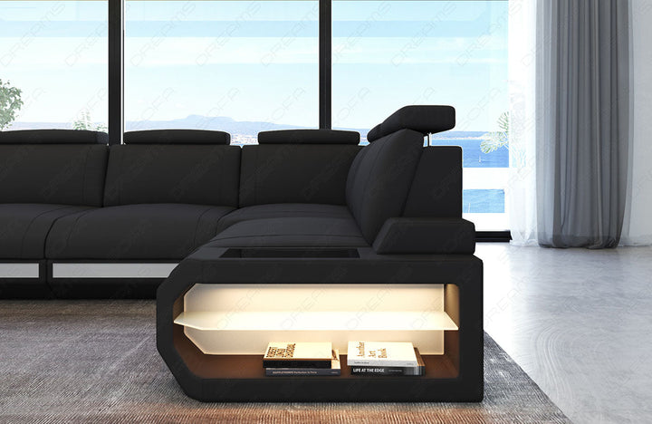 Detailansicht der Armlehne mit LED-Beleuchtung beim Sofa Siena
