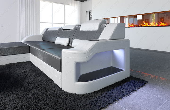 Detailansicht kleine Armlehne beim Sofa Palermo L Form in silbergrau - SunVelvet1014