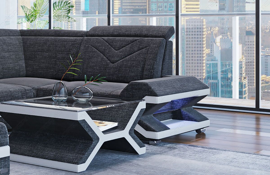 Detailbild der kleinen Armlehne beim Mini U Form Stoffsofa Napoli -Sofa mit LED und USB