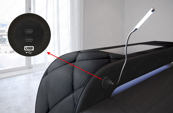Detailbild des USB Anschlusses in der Armlehne beim Stoffsofa Bologna Mini L Form mit LED und USB Anschluss