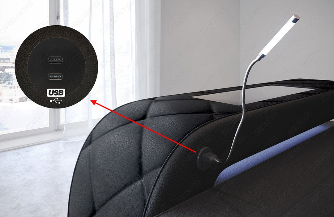 Detailbild des USB Anschlusses in der Armlehne beim XXL Stoffsofa Bologna Mini U Form Sofa mit LED