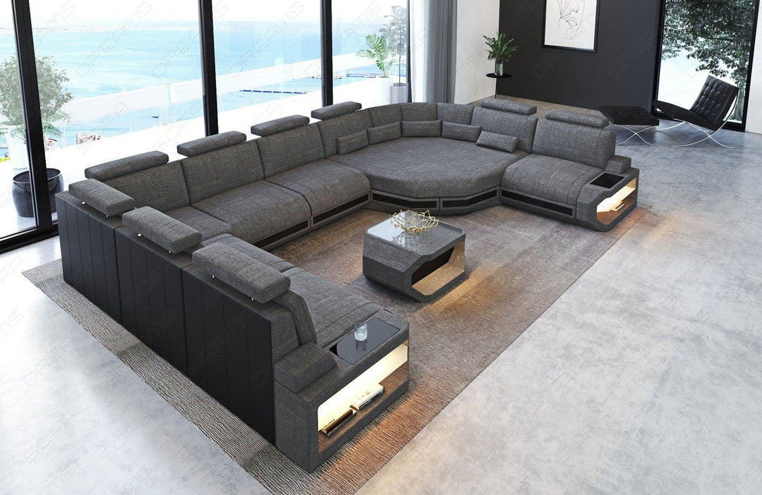 Stoff Wohnlandschaft Asti U Form in grau - Hugo5 mit der Nebenfarbe Schwarz. Couchtisch und USB-AnschlÃ¼sse sind optional erhÃ¤ltlich.
