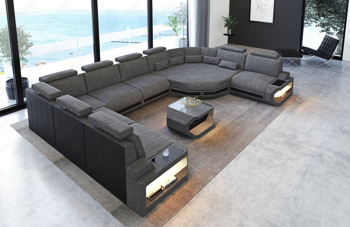 Stoff Wohnlandschaft Asti U Form in grau - Hugo5 mit der Nebenfarbe Schwarz. Couchtisch und USB-AnschlÃ¼sse sind optional erhÃ¤ltlich.