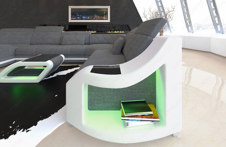 Detailbild der kleinen Armlehne beim XXL Stoffsofa Swing Mini U Form Sofa mit LED und Ottomane