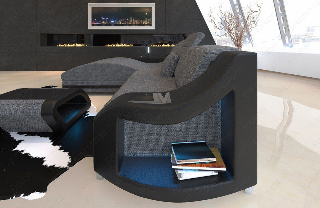 Detailbild der kleinen Armlehne beim Mini Stoffsofa Swing als L Form Sofa mit USB Anschluss und LED