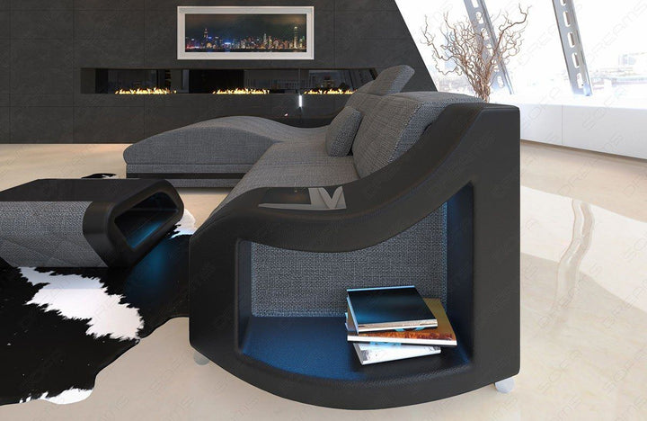 Detailbild der kleinen Armlehne beim Mini Stoffsofa Swing als L Form Sofa mit USB Anschluss und LED