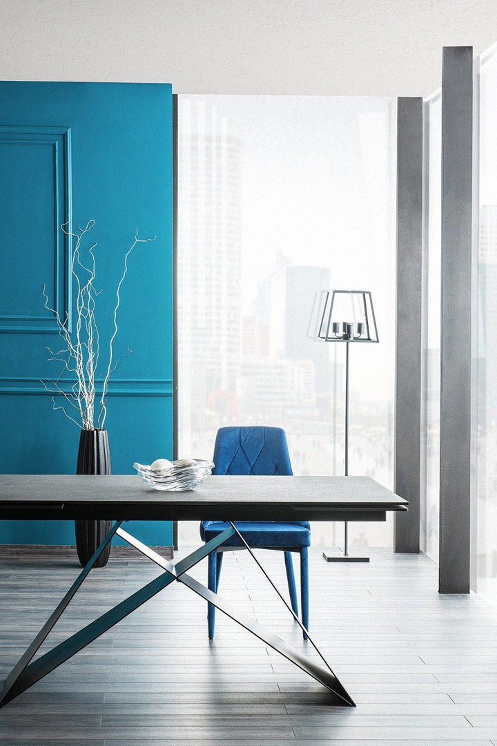 Esstisch Westin modern mit schwarzen MetallfÃ¼ÃŸen und schwarzer Glastischplatte
