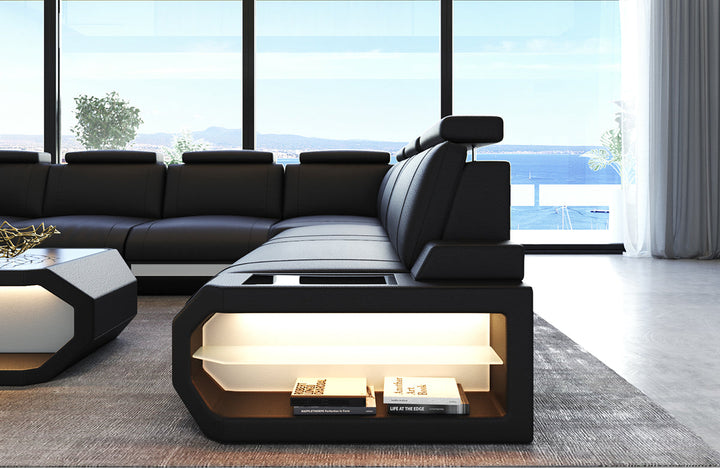 Detailansicht der Armlehne mit LED-Beleuchtung beim Sofa Siena