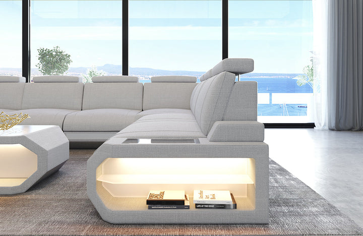 Detailansicht der Armlehne mit LED-Beleuchtung beim Sofa Siena
