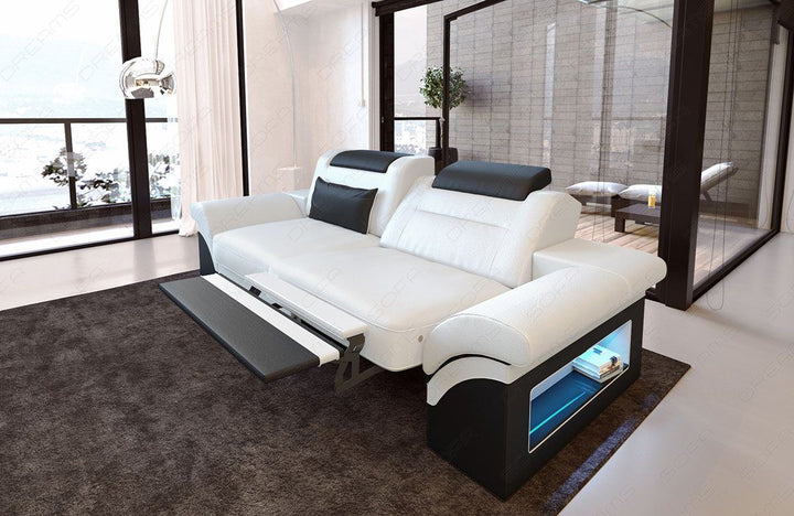2 Sitzer Ledersofa Monza in weiÃŸ-schwarz - Die LED Beleuchtung, USB Anschluss und Relaxfunktion sind optional erhÃ¤ltlich.